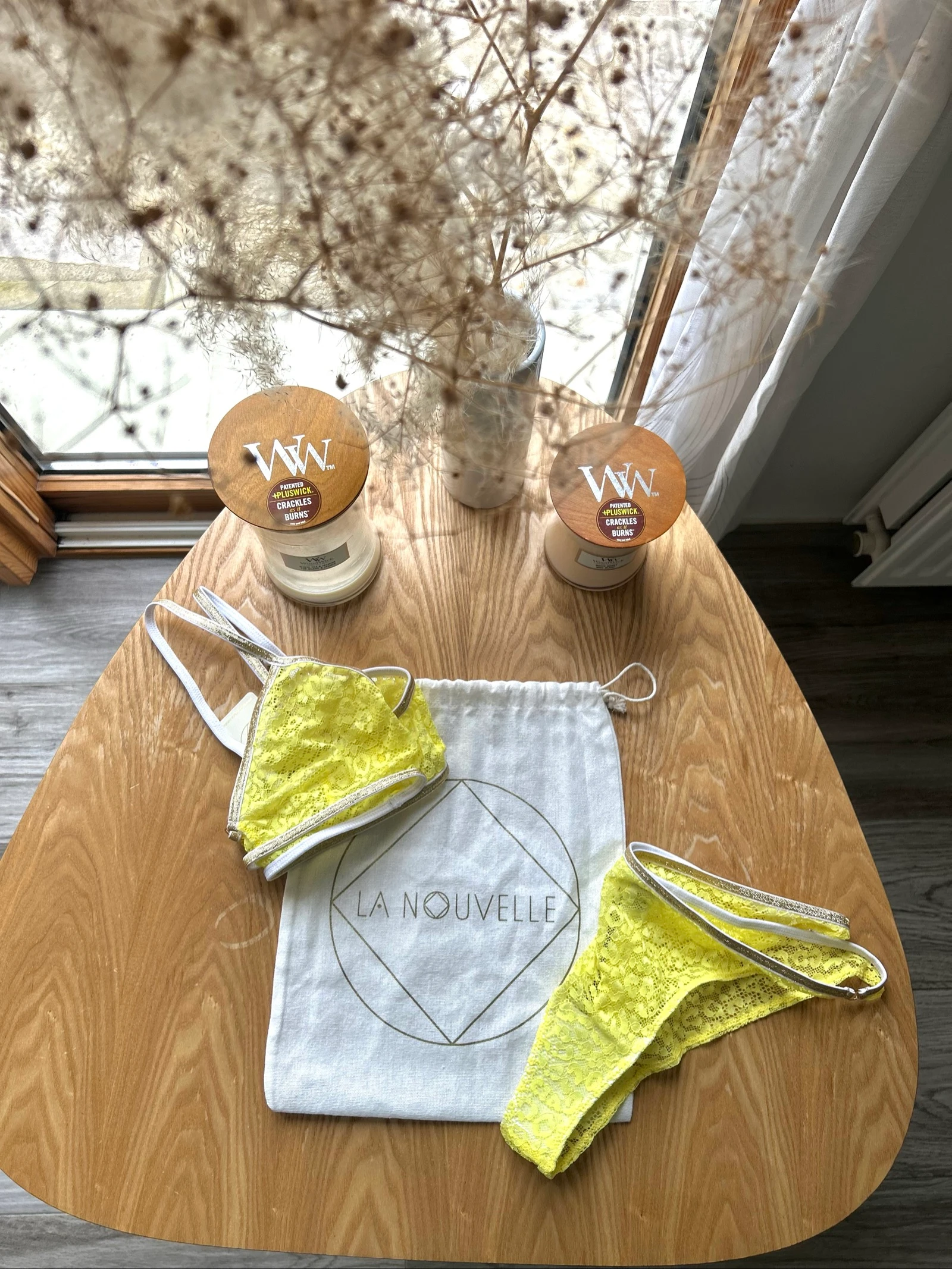 Conjunto de lingerie sutiã e tanga amarelo e dourado em poliamida La Nouvelle – photo 16